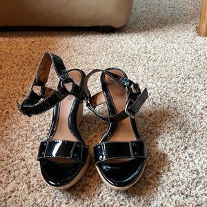 Sofft woman’s cork black patent leather wedge